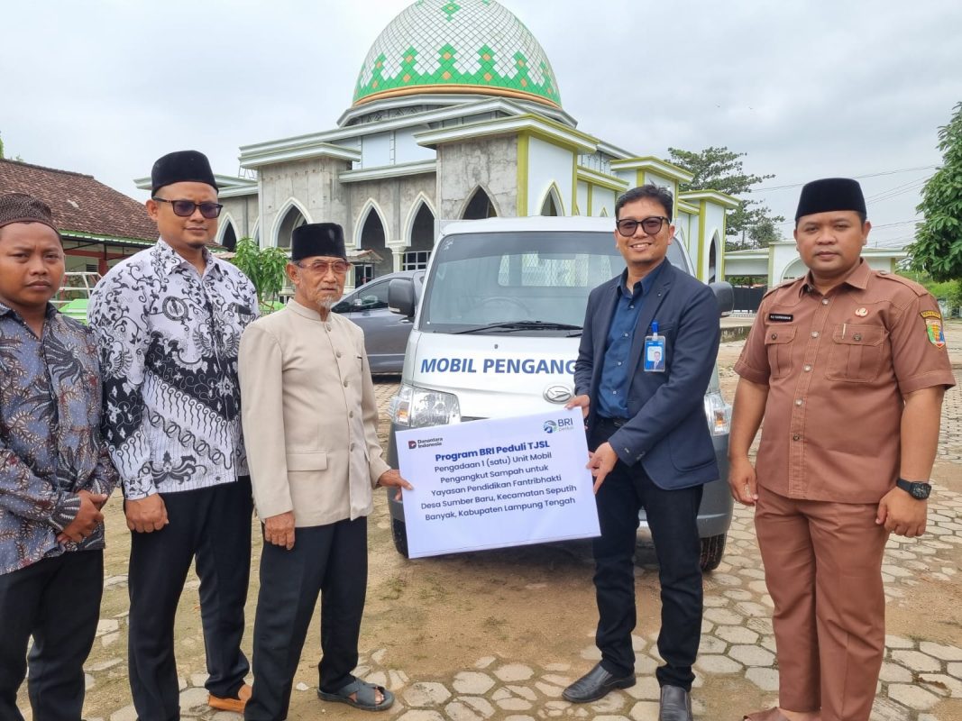 BRI Bandarjaya Salurkan Mobil Sampah