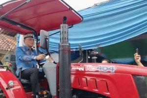 Pemkot Metro Perkuat Sektor Pertanian Melalui Bantuan Traktor Roda 4