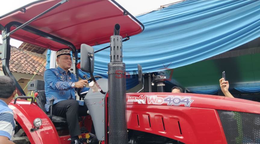 Pemkot Metro Perkuat Sektor Pertanian Melalui Bantuan Traktor Roda 4