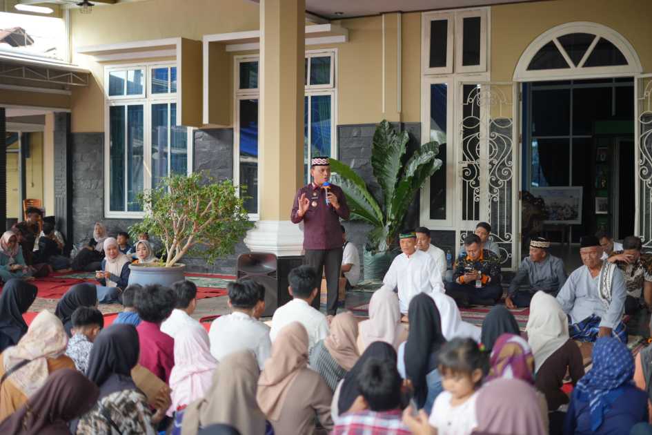Wali Kota Metro Hadiri Santunan 400 Anak Yatim dan Lansia
