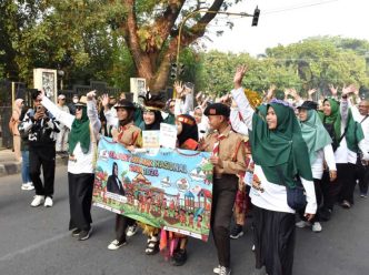 Para Pelajar Metro Memeriahkan Karnaval Hari Anak Nasional
