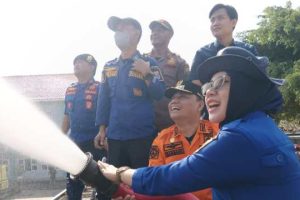 Wali Kota Metro Turun Langsung Bersihkan Sisa Abu Vulkanik dan Salurkan Air Bersih untuk Warga Terdampak El Nino