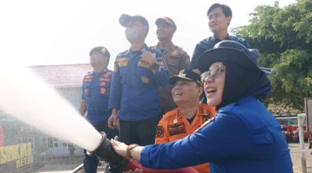 Wali Kota Metro Turun Langsung Bersihkan Sisa Abu Vulkanik dan Salurkan Air Bersih untuk Warga Terdampak El Nino