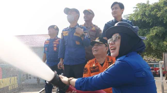 Wali Kota Metro Turun Langsung Bersihkan Sisa Abu Vulkanik dan Salurkan Air Bersih untuk Warga Terdampak El Nino